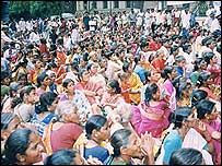 Protesto de moradores de favela em Bangalore