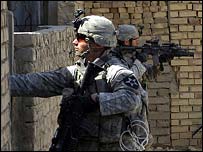 Soldado americano patrulha Bagdá