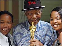 ज़ोत्ज़ी के कलाकारों के साथ नेल्सन मंडेला