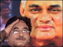 وزیراعظم اٹہل بہاری واجپئی کی ایک تصویر کو سلامی دیتے ہوئے جنرل پرویز مشرف کے ہمشکل دیپک دیویک