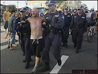 Sydney'de gözaltına alınan bir gösterici