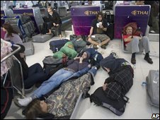 Du khách ngoại quốc bị kẹt tại sân bay Bangkok ngày 26 tháng 11