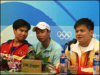 Vận động viên Hoàng Anh Tuấn, đầu tiên, từ trái và nhà vô địch Trung Quốc, Long Thanh Tường, đầu tiên, bên phải 