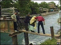 Uzbekové se snaží přejít hraniční řeku do Kyrgyzstánu