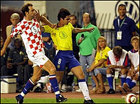 Ricardo (dir.) em bola dividida com Igor Tudor, da Croácia, durante amistoso no estádio de Poljud