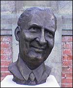 Percy Thrower statue unveiled at the 2005 Shrewsbury Flower Show