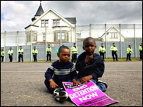Manifestação no Centro de Remoção de Imigrantes de Dungavel