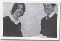 James yn cael ei longyfarch gan bennaeth mathemateg yr ysgol, Craig Roberts