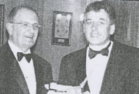 Eynon Price yn derbyn gwobr