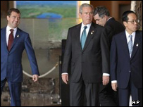 شرکت کنندگان در اجلاس از راست به چپ: نخست وزیر ژاپن، نخست وزیر بریتانیا، رئیسان جمهور آمریکا و روسیه