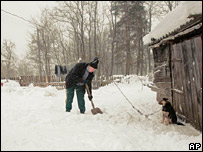 Mulher abre caminho na neve em Ruda, norte da Polônia