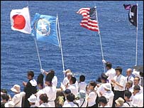 در مراسم قربانيان نبرد سايپان پرچمهای کشورهای متخاصم آن زمان به اهتزار در آمد