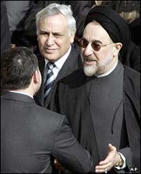 محمد خاتمی و موشه کوتساف که پشت او ايستاده