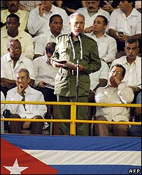 Fidel Castro discursa para médicos recém-formados