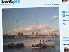 Twitter picture of plance crash landing on the Hudson river