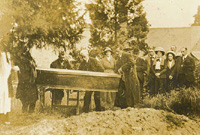 Angladd Coch Bach y Bala yn Llanelidan yn 1913 © Prifysgol Cymru, Bangor a Casglu'r Tlysau Cyf 