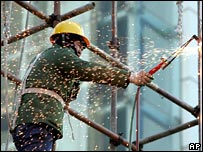 Một công nhân xây dựng đang làm việc ở Bắc Kinh trong ngày 24/1