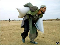 مرد افغان در حال حمل کیسه گندم (آرشیو)