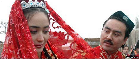 掀起红盖头 （图片：新华社）