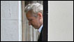 Julian Assange chega na corte para audiência nesta quinta (Foto: AFP)