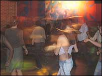 Pessoas dançando em comemoração de carnaval no clube Fiesta Havana, no centro de Londres