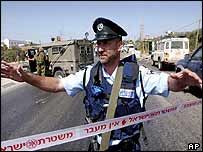 Policial israelense tenta isolar um dos locais atacados