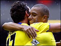 Gilberto Silva abraça o jogador Edu