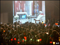 Vídeo do papa sendo projetado no Coliseu, em Roma