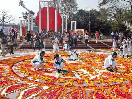 ফুলে ছেয়ে গেছে শহীদ মিনার। 