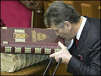 Ukrajinský prezident Viktor Juščenko líbá Ústavu během své inaugurace v Kyjevě