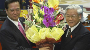 Ông Dũng nhận hoa từ ông Nguyễn Phú Trọng khi được bầu lại làm Thủ tướng hồi tháng Bẩy năm 2011