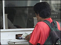 Cubano trocando dólares