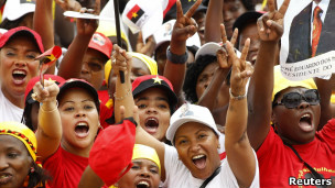 Partidárias do presidente José Eduardo dos Santos em comício em Luanda, na quarta-feira (Reuters)