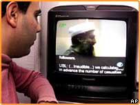 مردی در حال تماشای بن لادن در تلويزيون