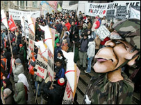 Demonstrace proti Georgi Bushovi v Bruselu