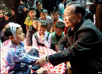 Thủ tướng Ôn Gia Bảo gặp một em bé bị thương ở Jinyang, 14/05