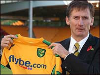 Glenn Roeder with a Norwich City jersey.