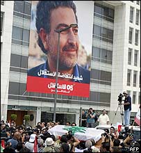 Edifício com poster de Samir Qasir