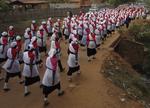 500 people at least. There were a thousand at the wedding, including
those watching from the sides and the back