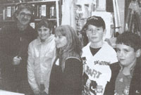 Geraint Lloyd o Radio Cymru yn ymweld â'r ysgol