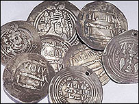 Antigas moedas árabes encontradas na Suécia (Foto: Patrimônio Nacional da Suécia)