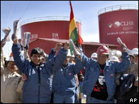 Funcionários da estatal boliviana YPFB comemoram novas nacionalizações anunciadas pelo presidente Evo Morales