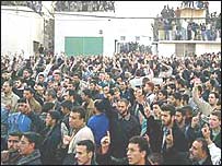 جمعيت در برابر بيمارستان الشفا