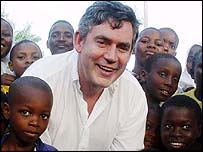 İngiltere Maliye Bakanı Gordon Brown, Kenyalı çocuklarla birlikte