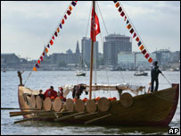 Rob McDonald, ex-dublê de Hollywood, comanda tripulação do Mjollnir, réplica de barco Viking feita com 15 milhões de palitos de sorvete, no porto de Amisterdã, em 16 de agosto de 2005