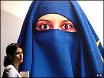 Mulher turca passa por pôster com mulher usando um chador