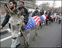 معترضان در مقابل سفارت بريتانيا در تهران