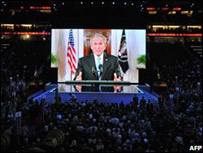 Bush fala em telão durante convenção republicana em St Paul, Minnesota