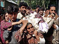 कश्मीर में एक मृत व्यक्ति के रिश्तेदार