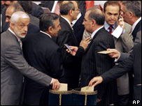 Parlamentarii turci votează modificarea Constituţiei